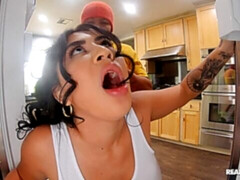 Gros cul, Gros seins, Noire, Sucer une bite, En levrette, Cuisine, Mère que j'aimerais baiser, Tatouage