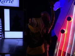 Leie, Bad, Blondine, Masturbation, Orgasmus, Im freien, Öffentlich, Abendanzug