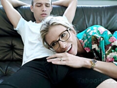 ブロンド, フェラチオ, ダブル開発, 眼鏡, 手コキする, 淫乱熟女, 3p男男女, 三人