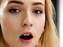 Enthousiasteling, Grote kont, Blond, Masturbatie, Alleen, Strippen, Tiener, Tieten likken