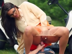 Gros seins, Tir de sperme, Lunettes, Hard, De plein air, Public, Jupe, Nénés