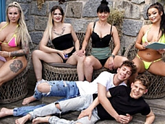 Anal, Grosse bite, En levrette, Hd, Orgie, De plein air, Fête, Suçant
