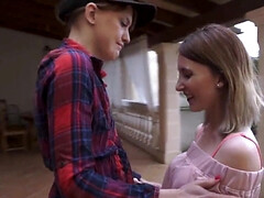 Grosse titten, Lesbisch, Lecken, Masturbation, Strapon, Tätowierung, Jungendliche (18+), Titten