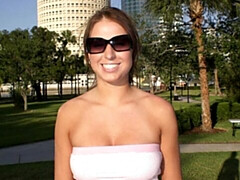 Enthousiasteling, Grote kont, Grote mammen, Vingeren, Masturbatie, Buiten, Alleen, Strippen