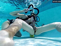 Bikini, Éjaculation interne, Branlette thaïlandaise, Hard, Hd, Petite femme, Piscine, Adolescente