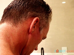 Tussi, Britisch, Vollbusig, Aufs gesicht abspritzen, Lecken, Dusche, Hintern versohlen, Jungendliche (18+)