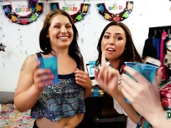 Blondine, Braunhaarige, Fetisch, Nahrung, Gruppe, Lesbisch, Natürlichen titten, Party