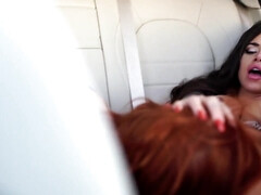 車, 指いじり, レズビアン, なめる, オナニー, 公共, オッパイの, 濡れ