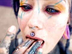 Beso negro, Mamada, Garganta profunda, Doble penetracion, Pequeña, Afeitado, Tatuaje, Juguetes