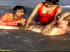 Amateur, Plage, Sucer une bite, Tir de sperme, Rétro, Adolescente, Plan cul à trois, Rétro ancien