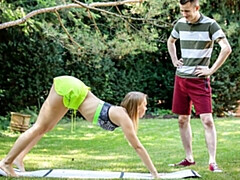 18 jaar, Enthousiasteling, Kont, Vingeren, Masturbatie, Natuurlijke tieten, Alleen, Strippen