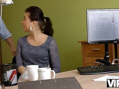 VIP4K. Chica sexy hace una mamada y se la clavan en la oficina de préstamos