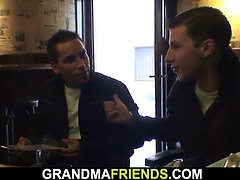 ブロンド, エロ熟女, イマラチオ, オナニー, 熟年, 淫乱熟女, 義母, 三人