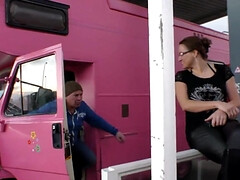 Enthousiasteling, Lieveling, Grote mammen, Pijpbeurt, Auto, Sperma shot, Sperma in gezicht, Rijpe lesbienne