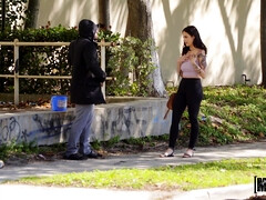 アメリカ人, 茶髪の, 爸, 手コキする, キス, なめる, ピアス, 公共