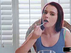 Blasen, Braunhaarige, Handjob, Küche, Muschi, Tätowierung, Jungendliche (18+)