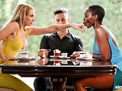 18 jaar, Grote kont, Grote lul, Pijpbeurt, Hondjeshouding, 1 man 2 vrouwen, Mager, Tiener