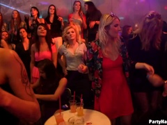 Rubia, Mamada, Vestidas, Gafas, Pajear, Interracial, Fiesta, Chupando