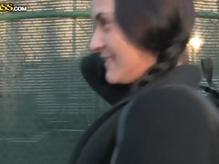 Brunette brune, De plein air, Public