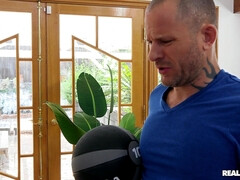 Enthousiasteling, Amerikaans, Blond, Pijpbeurt, Diep in de keel, Kokhalzen, Sportzaal, Doordringend