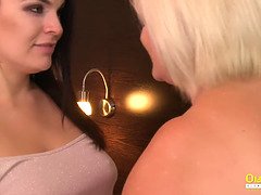 Tetas grandes, Madura, Penetracion con dedos, Lesbiana, Lamidas, Masturbación, Maduro, Madres para coger