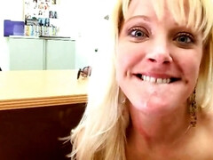 Leie, Hinterzimmer, Blondine, Blasen, Aufs gesicht abspritzen, Handjob, Hardcore, Titten