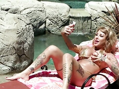 18 años, Verga grande, Rubia, Engañando, Garganta profunda, Atragantadas, Al aire libre, Coño