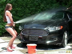 Kont, Hongaars, Spijkerbroeken, Buiten, Softcore pornografie, Alleen, Plagen, Nat