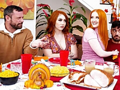 Gros cul, Grosse bite, Gros seins, Sucer une bite, En levrette, 2 femmes 1 homme, Maigrichonne, Adolescente