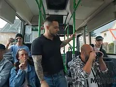 Брюнетки, Автобус, Чешки, Член, Зрелые, Чудовищные размеры