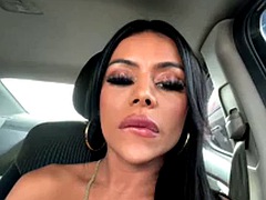 Belleza, Coche, Latina, Masturbación, Pov, Público, Transexual, Solo