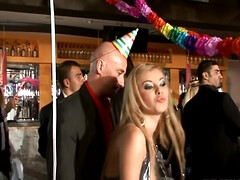 Anal, Grosse bite, Sucer une bite, Brunette brune, Doigter, Groupe, Orgasme, Jarretelles