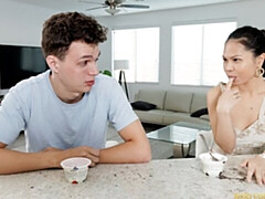 Asiatique, Gros cul, Grosse bite, Sucer une bite, Brunette brune, En levrette, Seins naturels, Adolescente