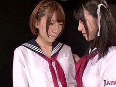 smallish chinese schoolgirl fingering les puss