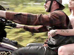 Braunhaarige, Im freien