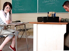 Sucer une bite, En levrette, Doigter, Branlette thaïlandaise, Élève, Rasée, Dénudage, Adolescente