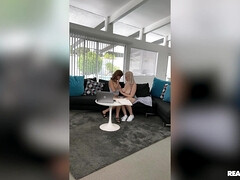 Gros cul, Blonde, 2 femmes 1 homme, Léchez, Seins naturels, Piercing, Chatte, Plan cul à trois