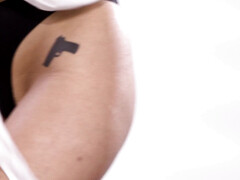 Gros cul, Brunette brune, Face assise, Doigter, Poilue, Lesbienne, Seins naturels, Adolescente