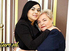 Culo, Lamer culo, Tetas grandes, Penetracion con dedos, Abuelita, Lesbiana, Tetas naturales, Coño