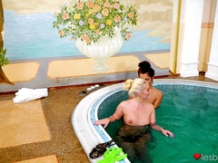 Stellung 69, Arsch, Blondine, Küssen, Lecken, Natürlichen titten, Pool, Muschi