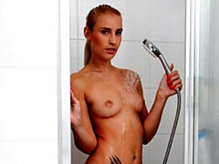 18 jaar, Grote mammen, Blond, Vingeren, Douche, Mager, Strippen, Tiener