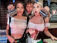 Culo, Tetas grandes, Mamada, Estilo perrito, Penetracion con dedos, Lamidas, Trio, Mojado