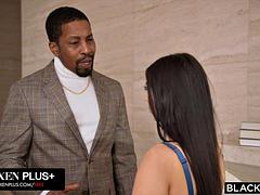 Grosse titten, Blasen, Braunhaarige, Pummelig, Besamung, Handjob, Interrassisch, Titten