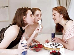 Vingeren, Zoenen, Lesbisch, Ondergoed, Masturbatie, Geschoren, Tiener, Tieten likken