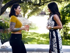 Grote kont, Vingeren, Hd, Lesbisch, Masseren, Moeder die ik wil neuken, Kut duiken, Tatoeage