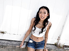 Blasen, Braunhaarige, Auto, Hundestellung, Handjob, Lecken, Muschi, Tätowierung