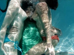 Минет, Глубокая глотка, Собачьи, Пальцем, Лизание, Бассейн, Киски, Втроем