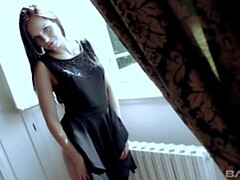 Leie, Grosser arsch, Grosse titten, Braunhaarige, Fingern, Masturbation, Entkleiden, Jungendliche (18+)
