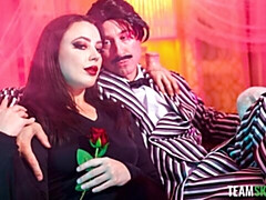 18 ans, Gros cul, Grosse bite, Sucer une bite, Brunette brune, En levrette, Seins naturels, Nénés