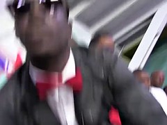 Grosser schwanz, Grosse titten, Braunhaarige, Viele männer bespritzen eine frau, Spermaladung, Aufs gesicht abspritzen, Gruppensex, Interrassisch